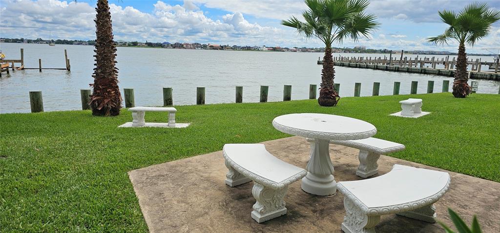 Sitting area near the pier