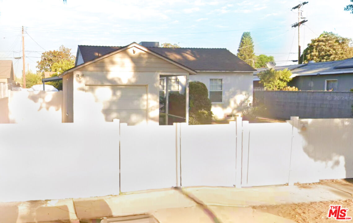 a view of a house with a backyard