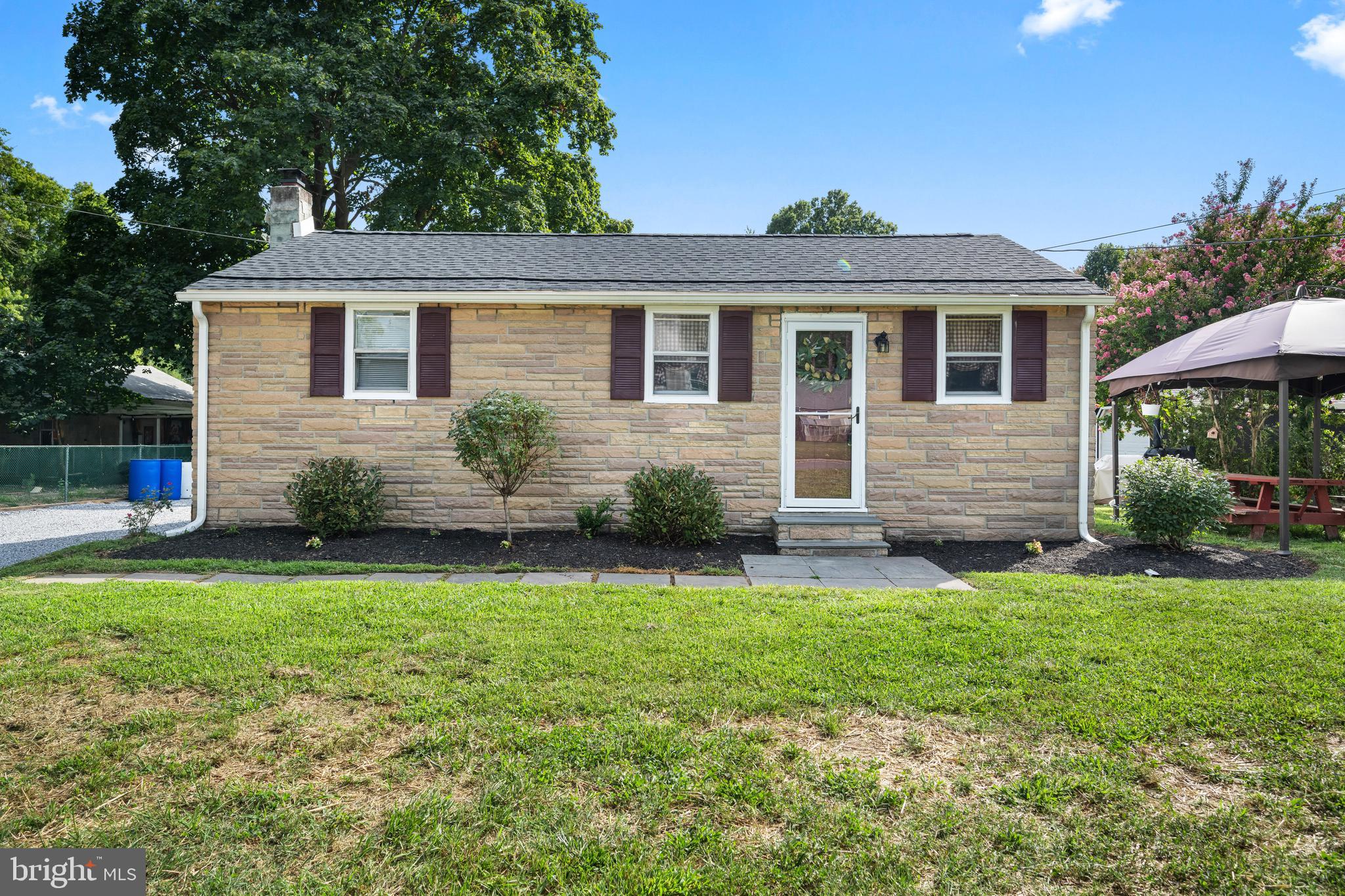 a view of a house with a backyard