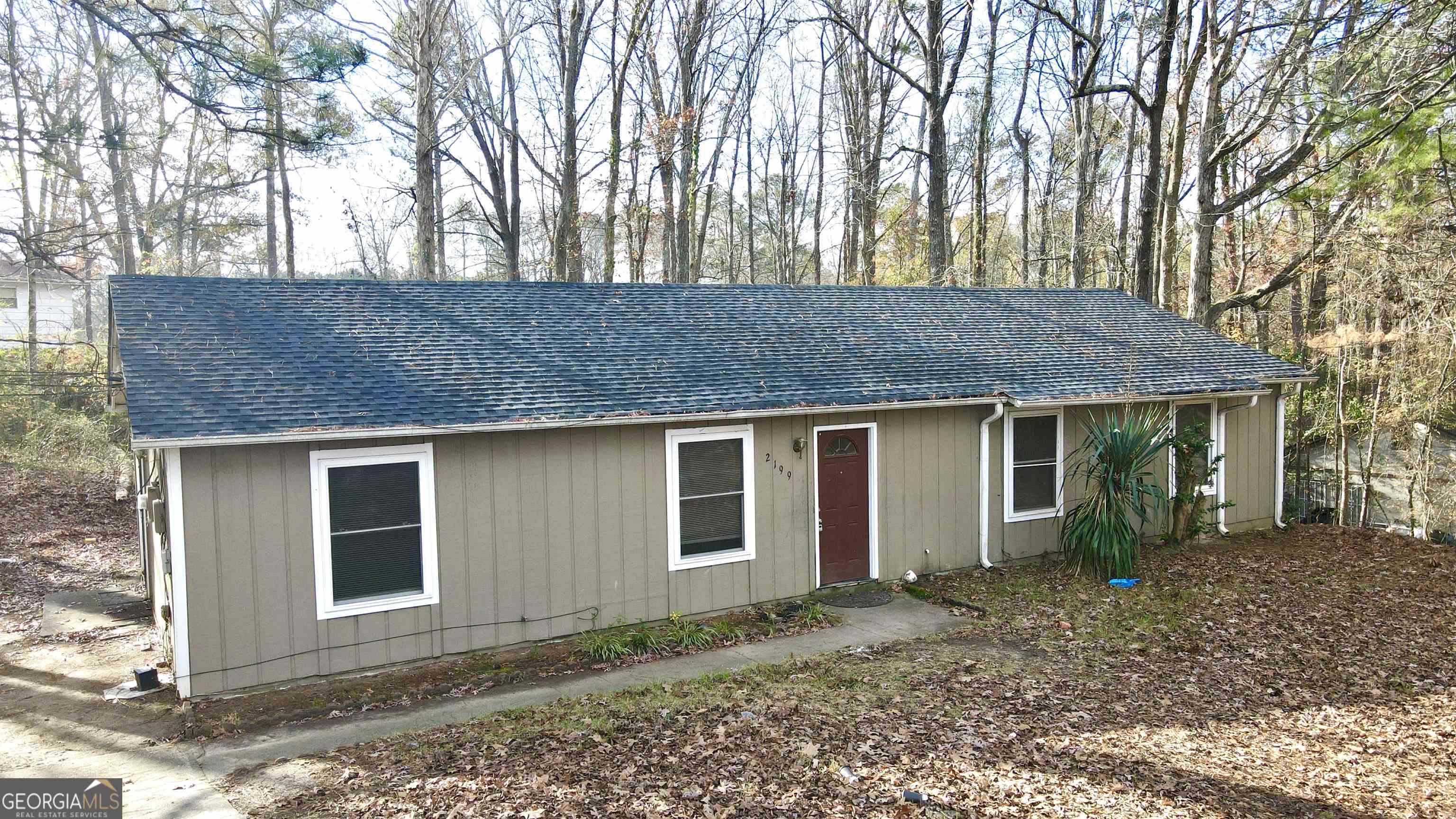 a view of a house with a yard