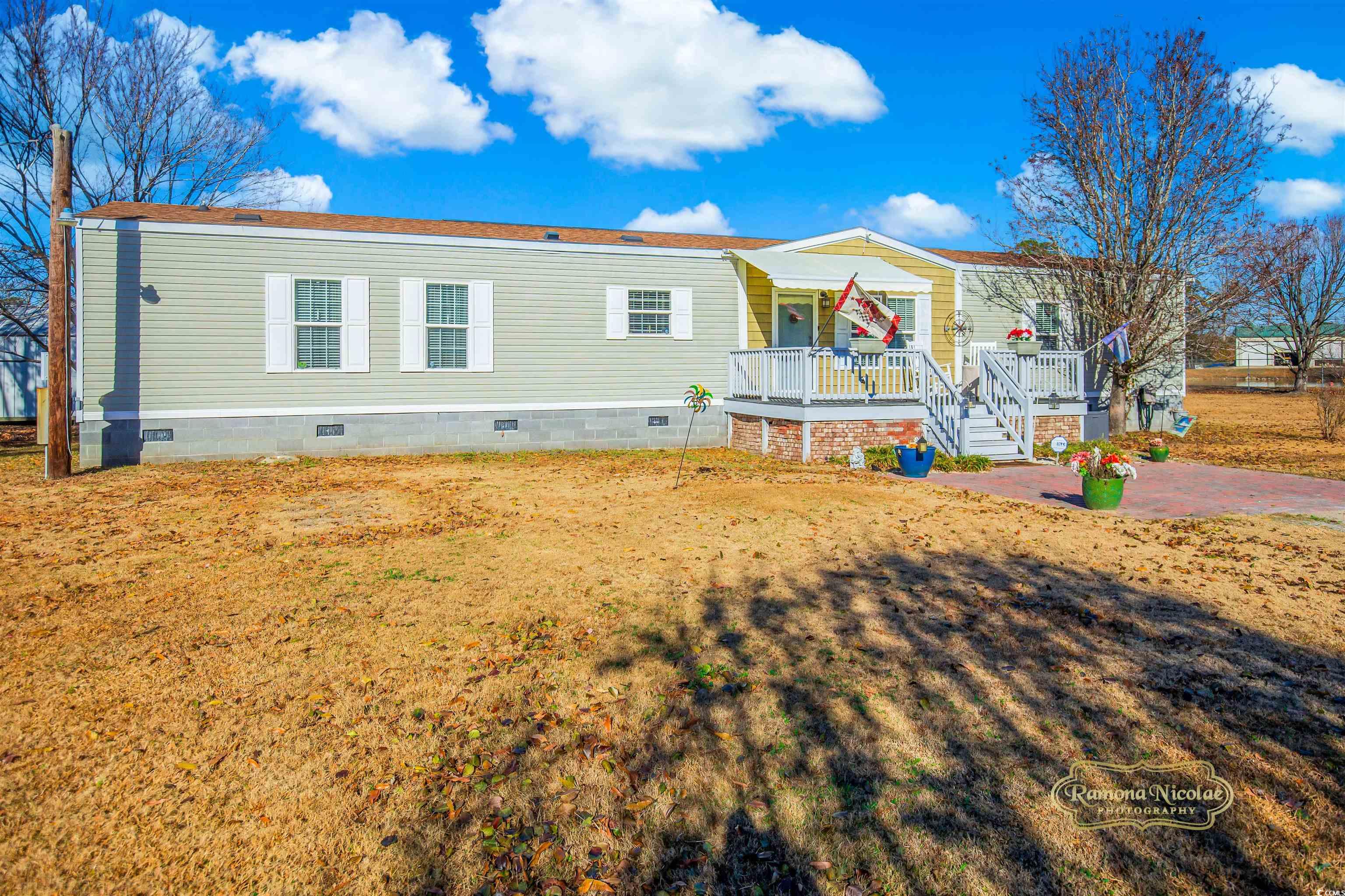 Manufactured / mobile home featuring covered porch