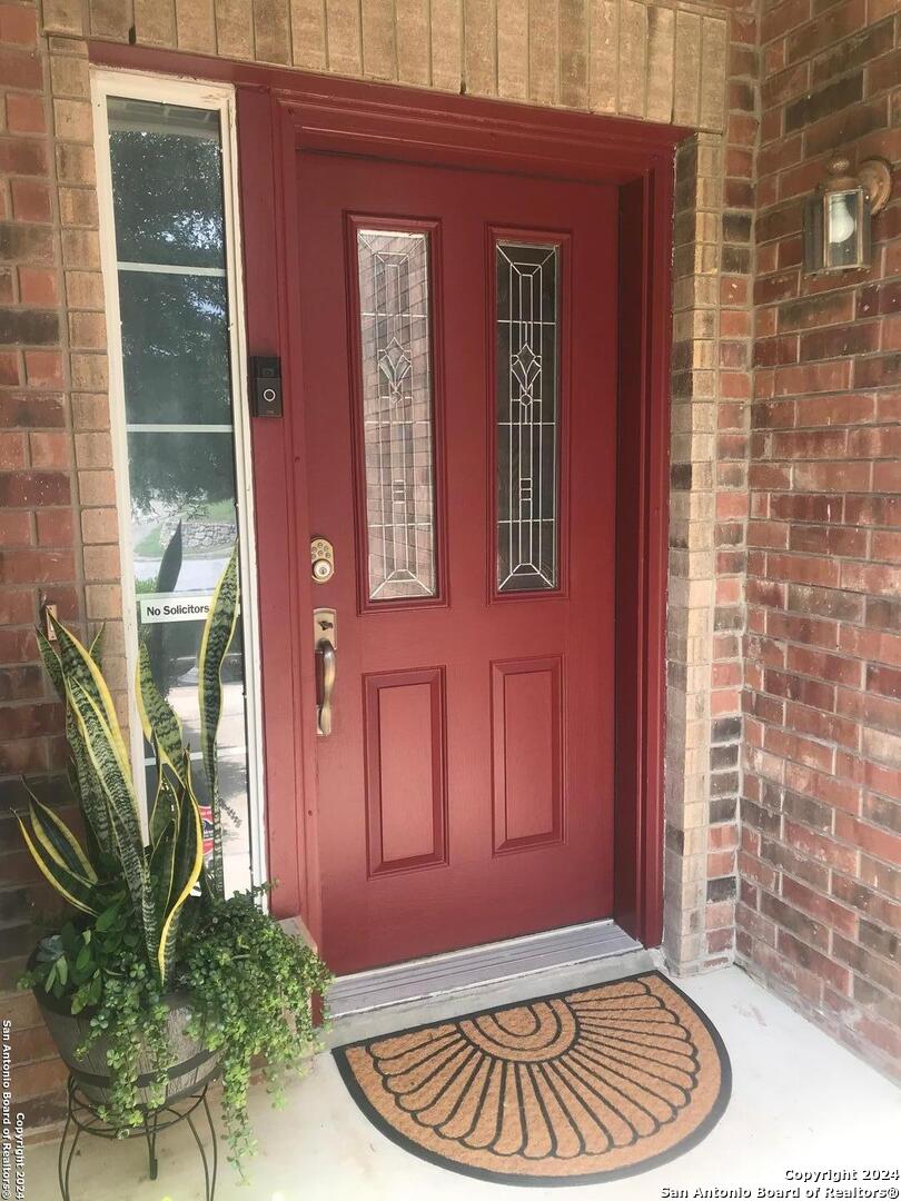 a view of entryway with a flower pots