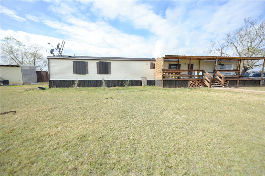 Front view of property featuring a lawn