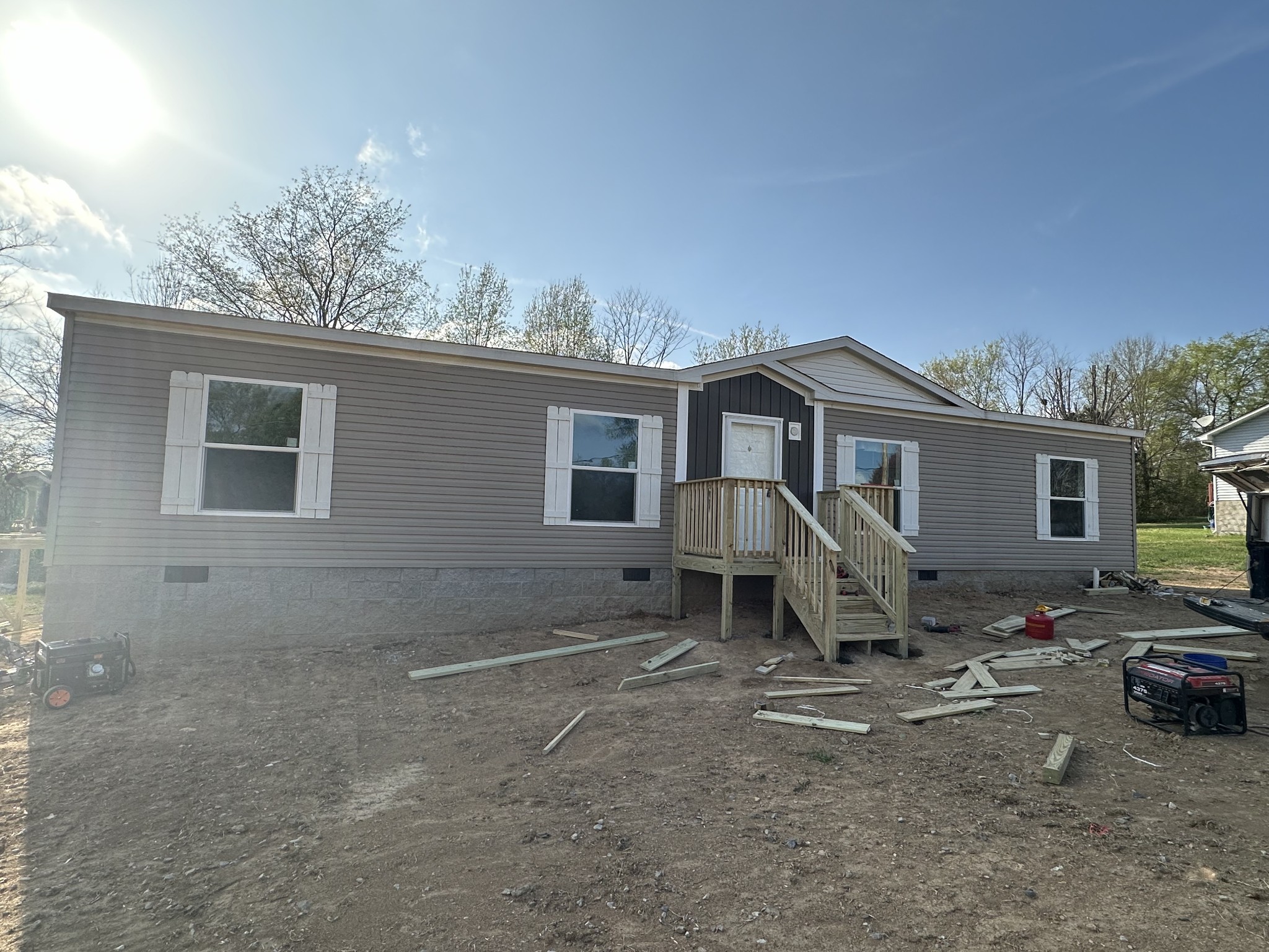 a view of a house with backyard