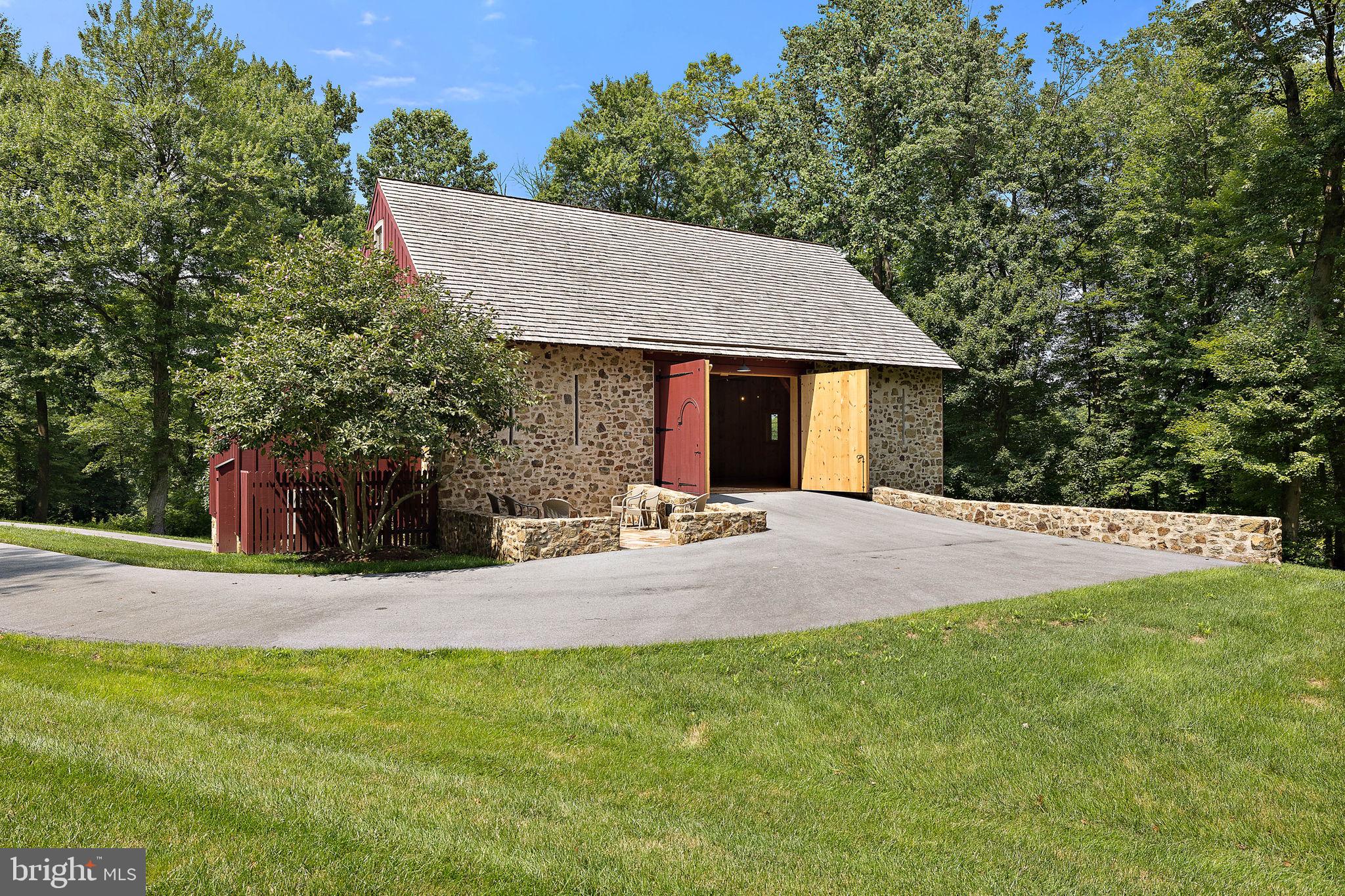 a view of a house with backyard and trees