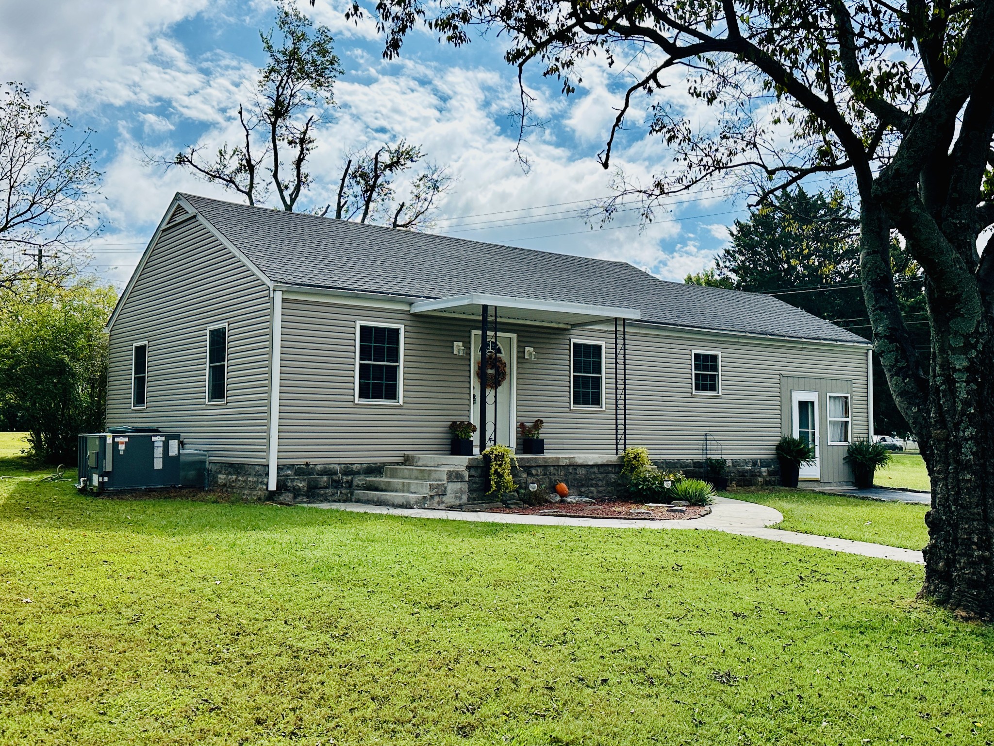 a view of a house with backyard