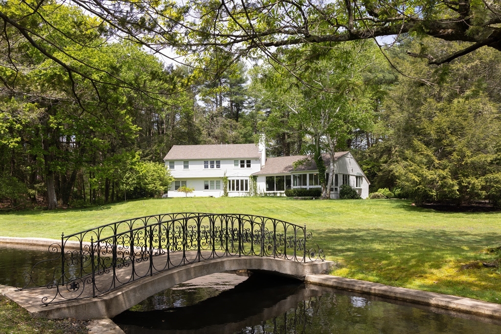 a view of a house with backyard porch and garden