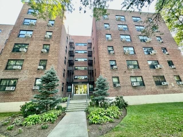 $2,500 | 211-02 75th Avenue, Unit 4P | Oakland Gardens