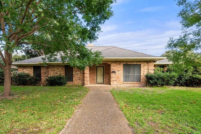 $299,000 | 1708 Crestmont Avenue | Corsicana