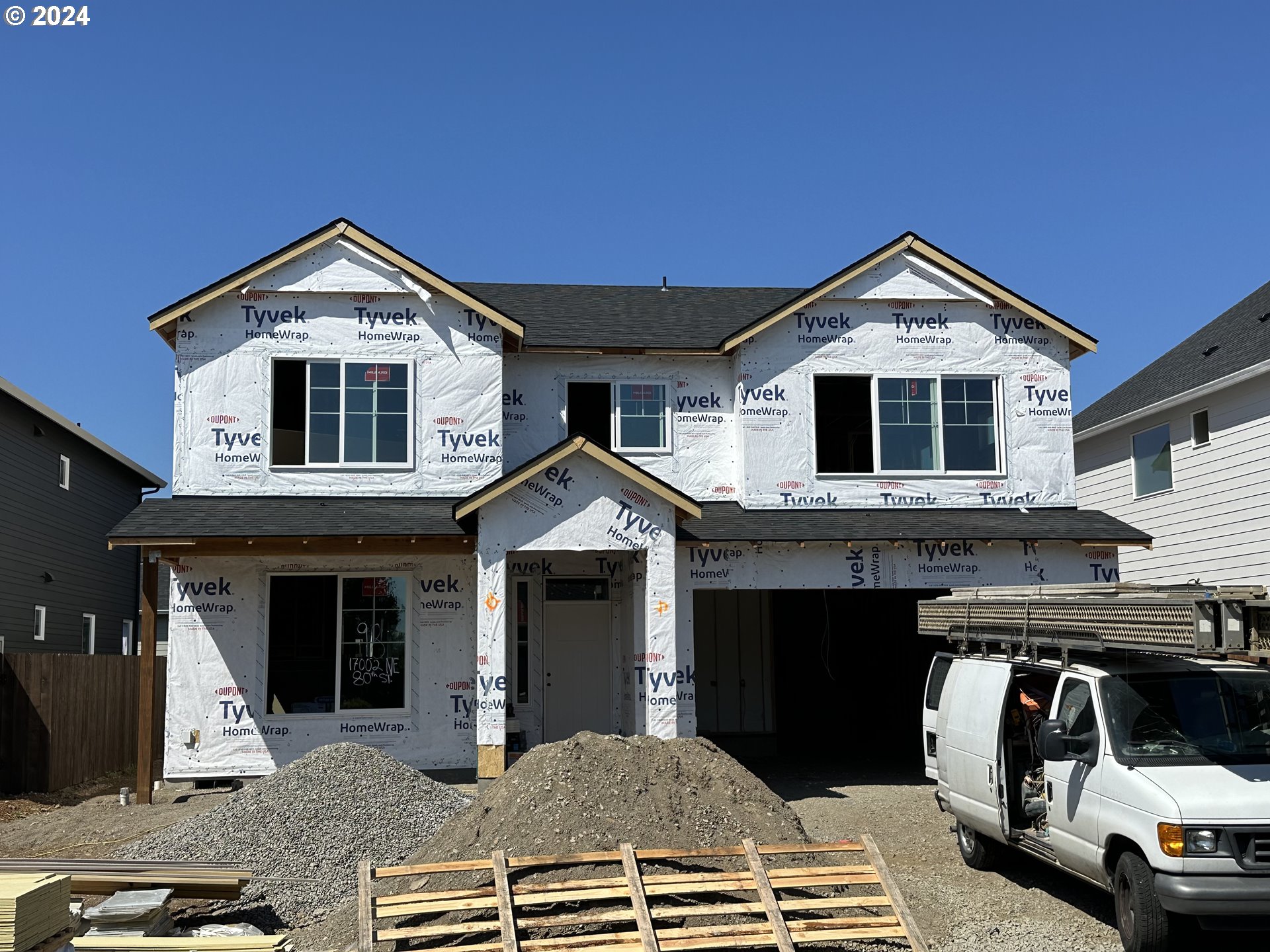 a view of a car park in front of house