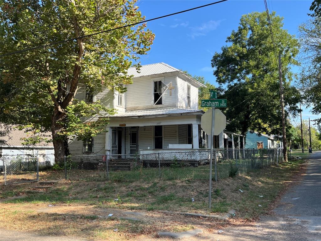 a view of house with a yard