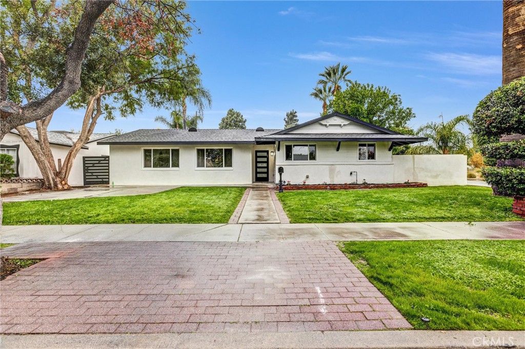 a view of house in front of yard