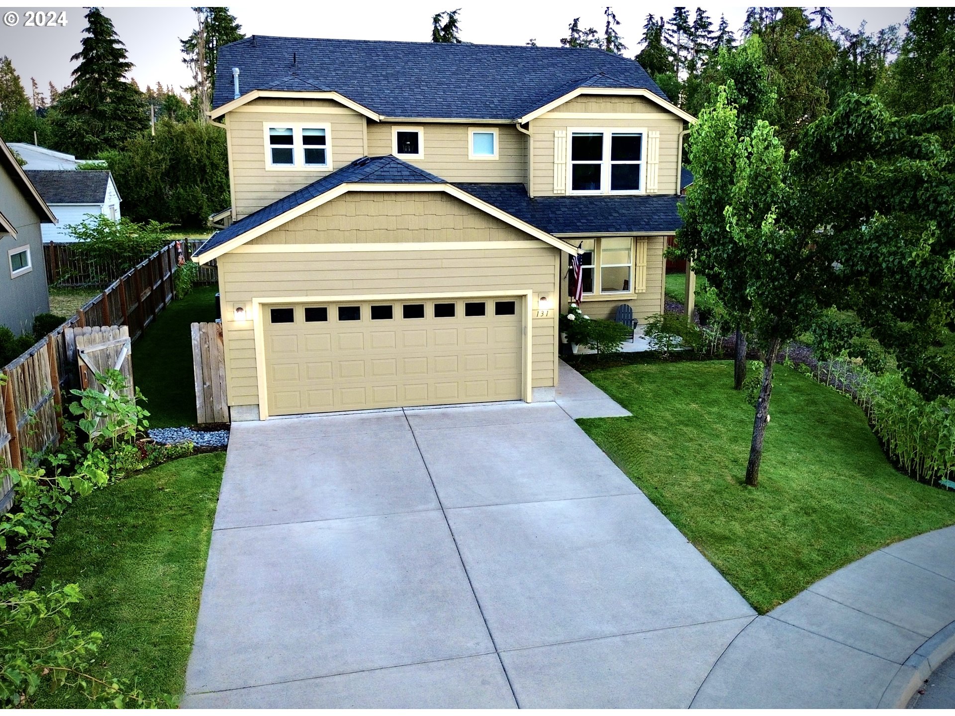 a view of multiple houses with a yard