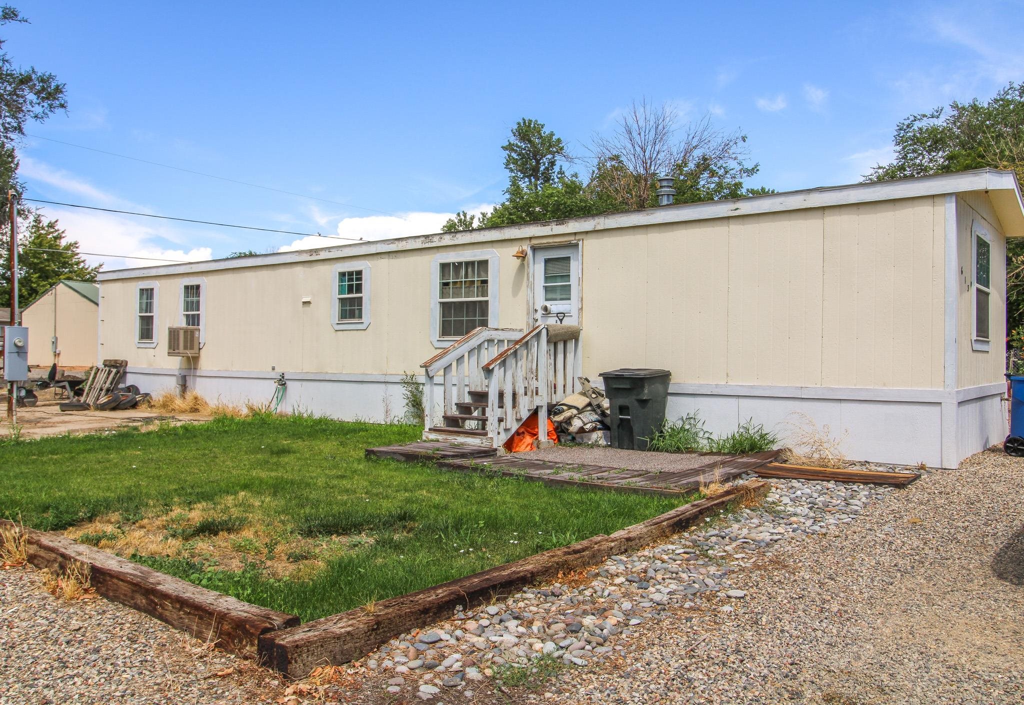 a view of a house with backyard