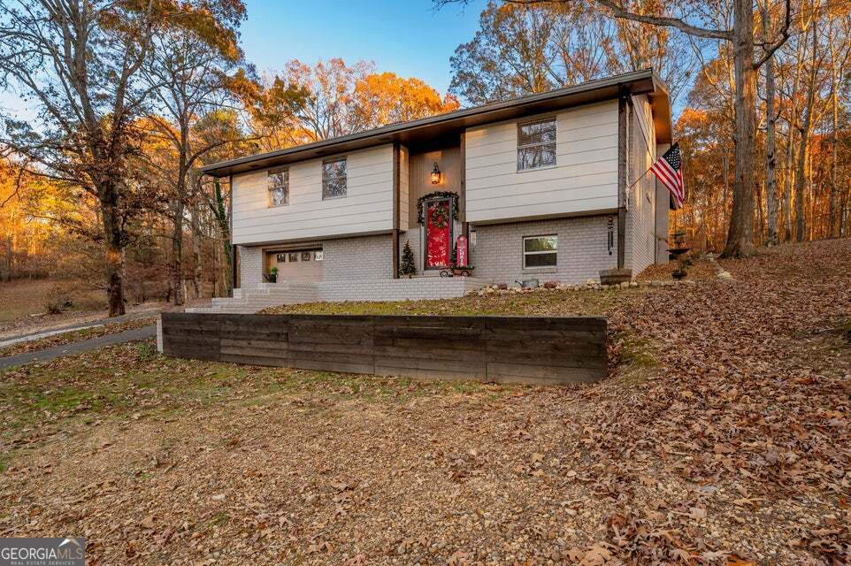 a view of a house with a yard