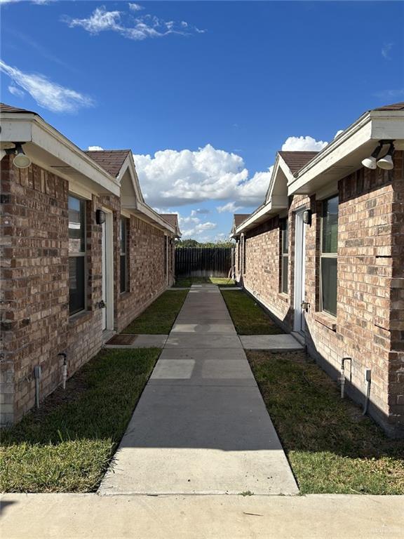 a view of entryway with a yard