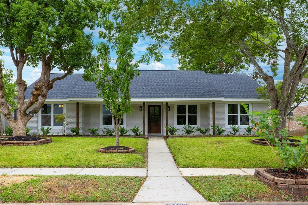 Welcome home to 5534 BanksideDrive in Houston, TX!