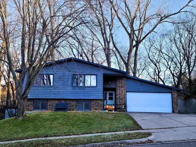 $299,900 | 1728 Woodland Drive | Red Wing