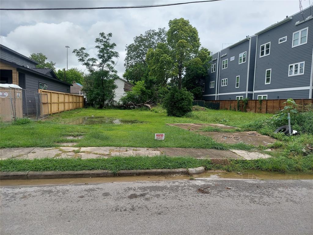 a view of a house with a yard and a street