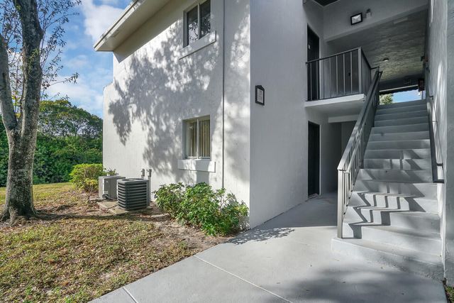 $1,600 | 1141 Lake Victoria Drive, Unit A | Golden Lakes