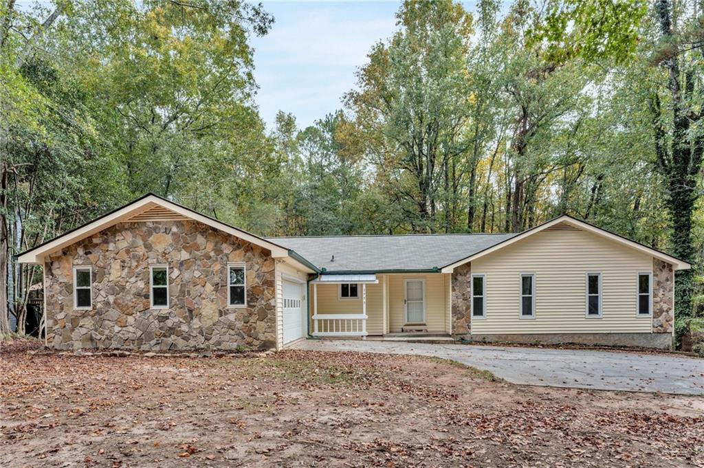 a view of a house with a yard