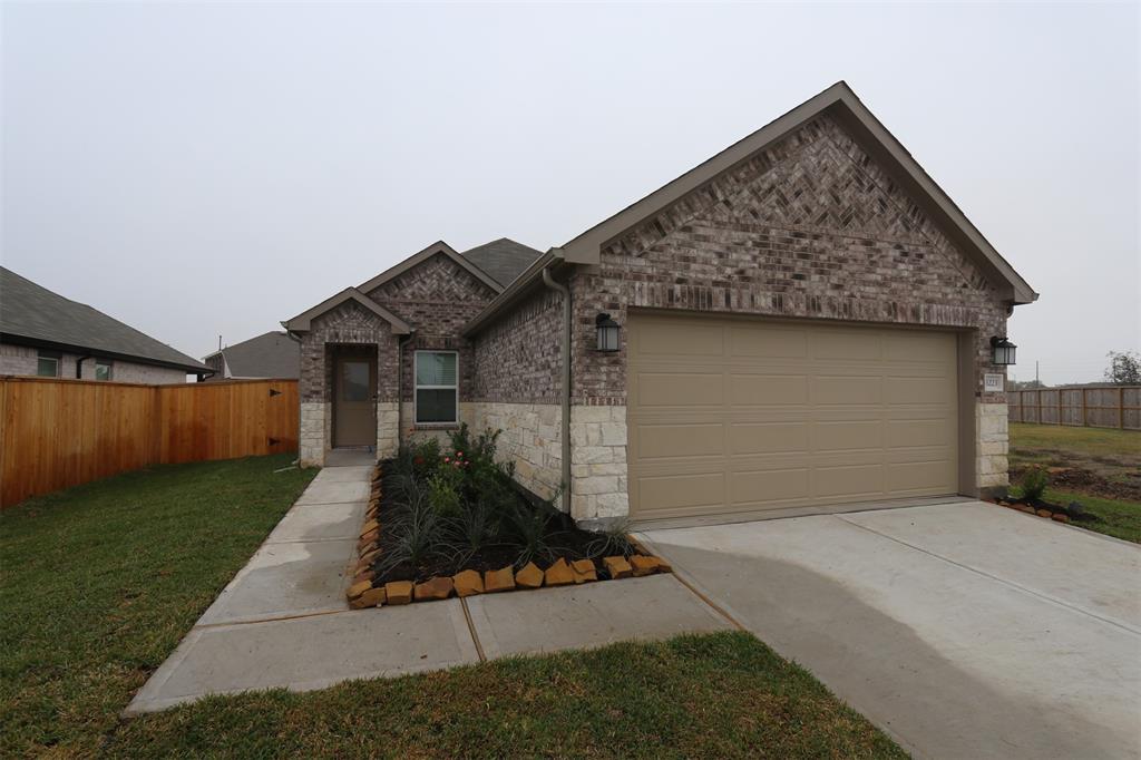 a view of a house with backyard