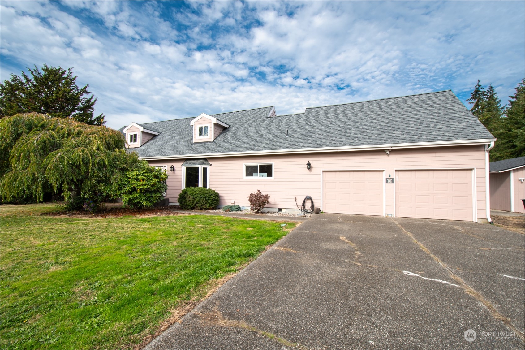 a view of a yard in front of a house