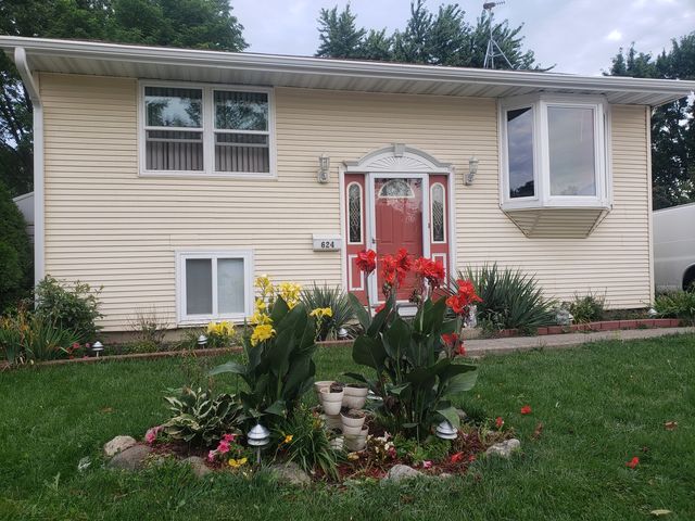 $289,000 | 624 Westwind Drive | Carpentersville