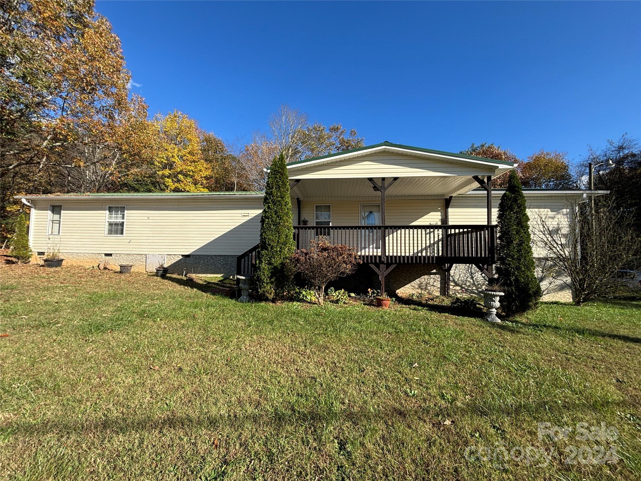 a view of a house with backyard and porch