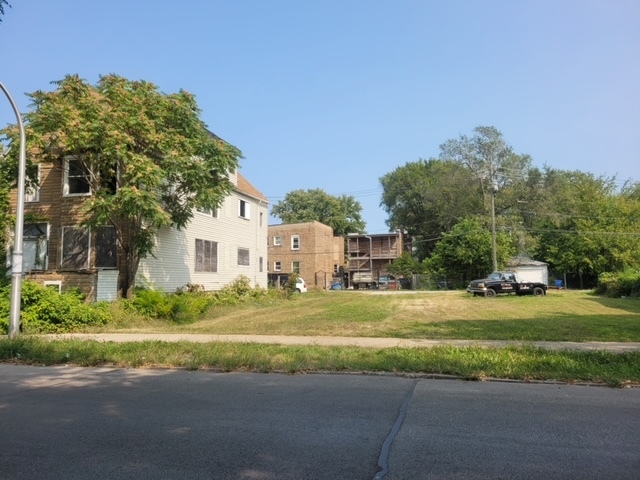 a view of a house with a outdoor space