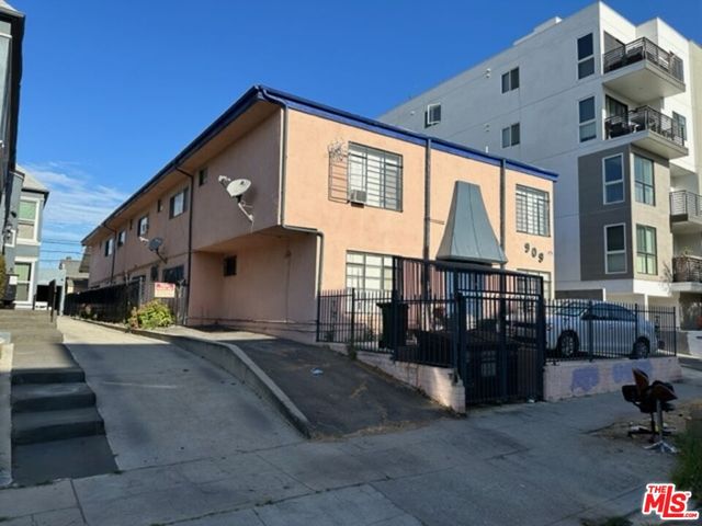 $2,000 | 909 South Ardmore Avenue, Unit 5 | Mid-Wilshire