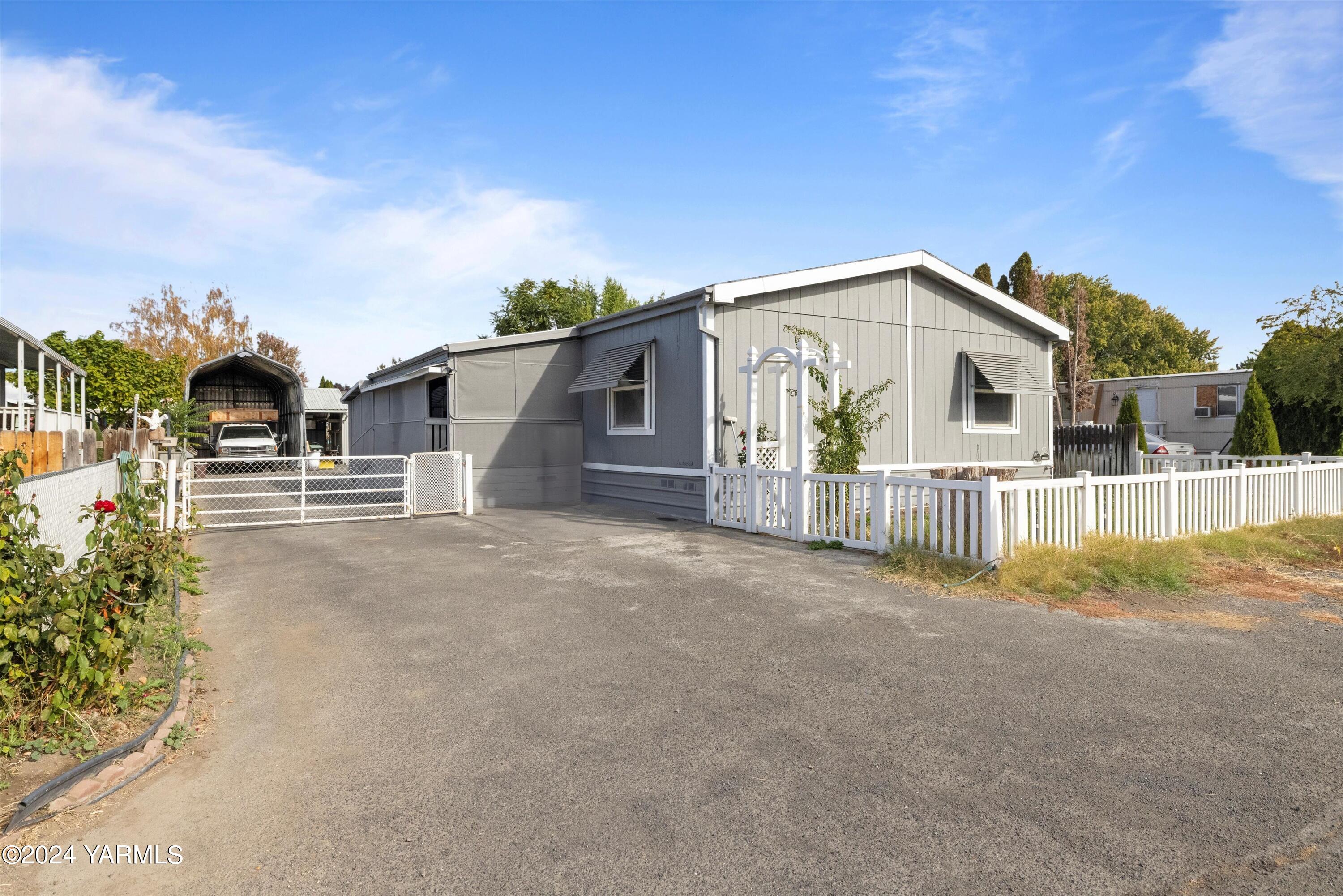 a view of a house with a backyard