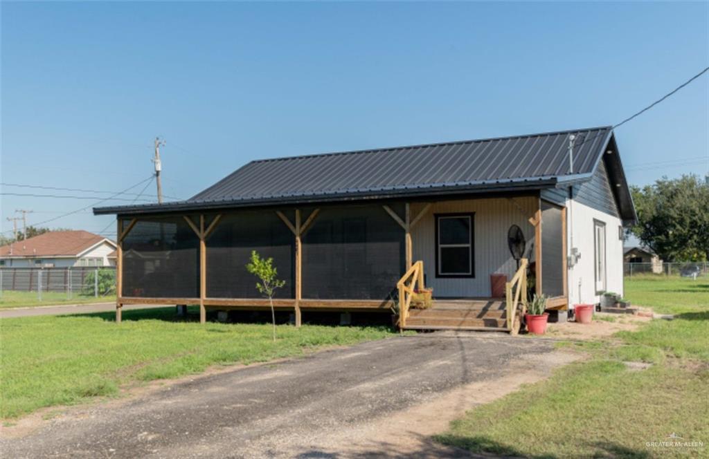 a view of a house with backyard and porch