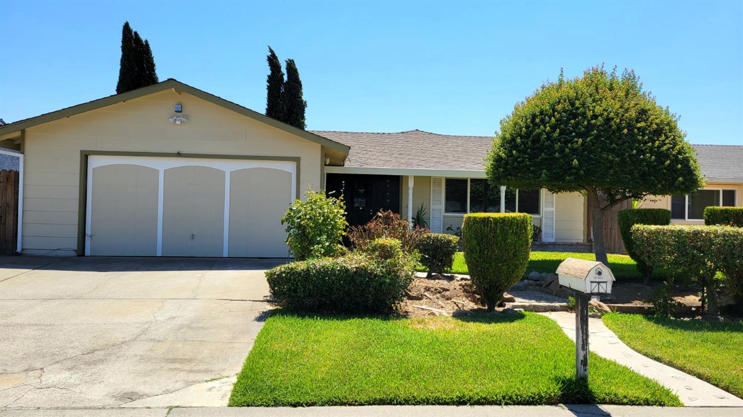 a front view of house with yard and green space