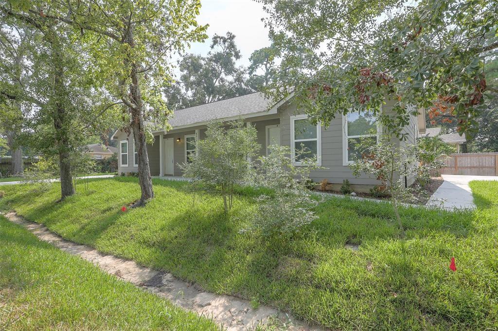 a view of a house with a backyard