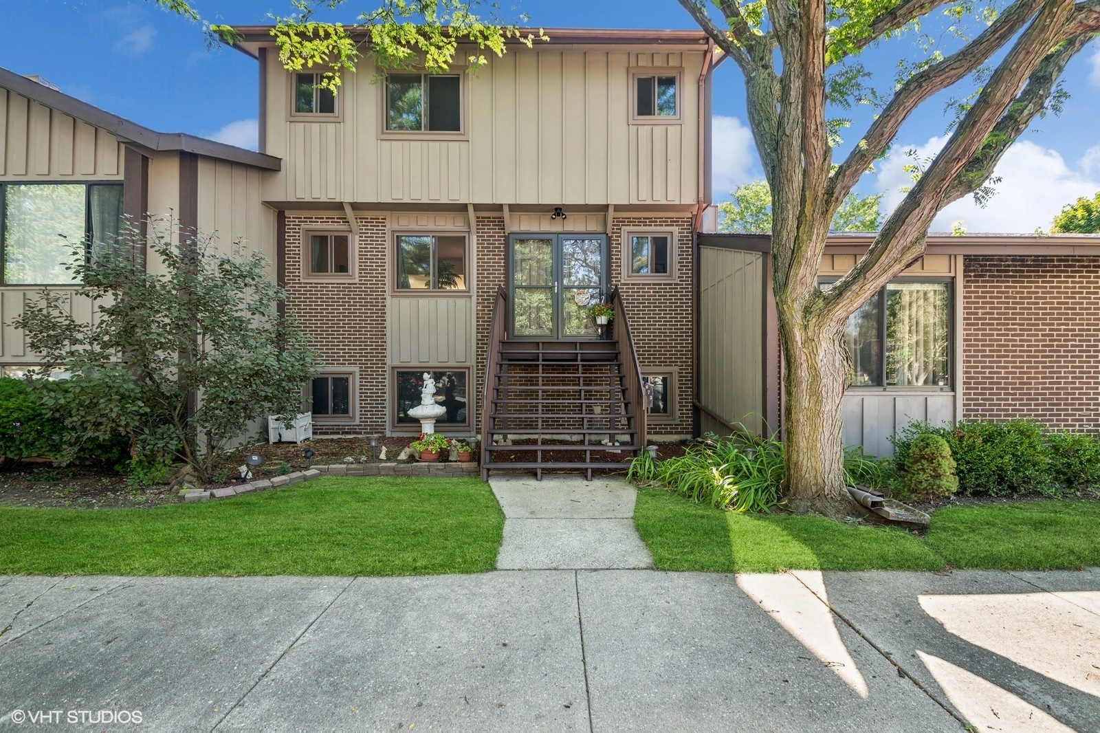 a view of a house with a yard