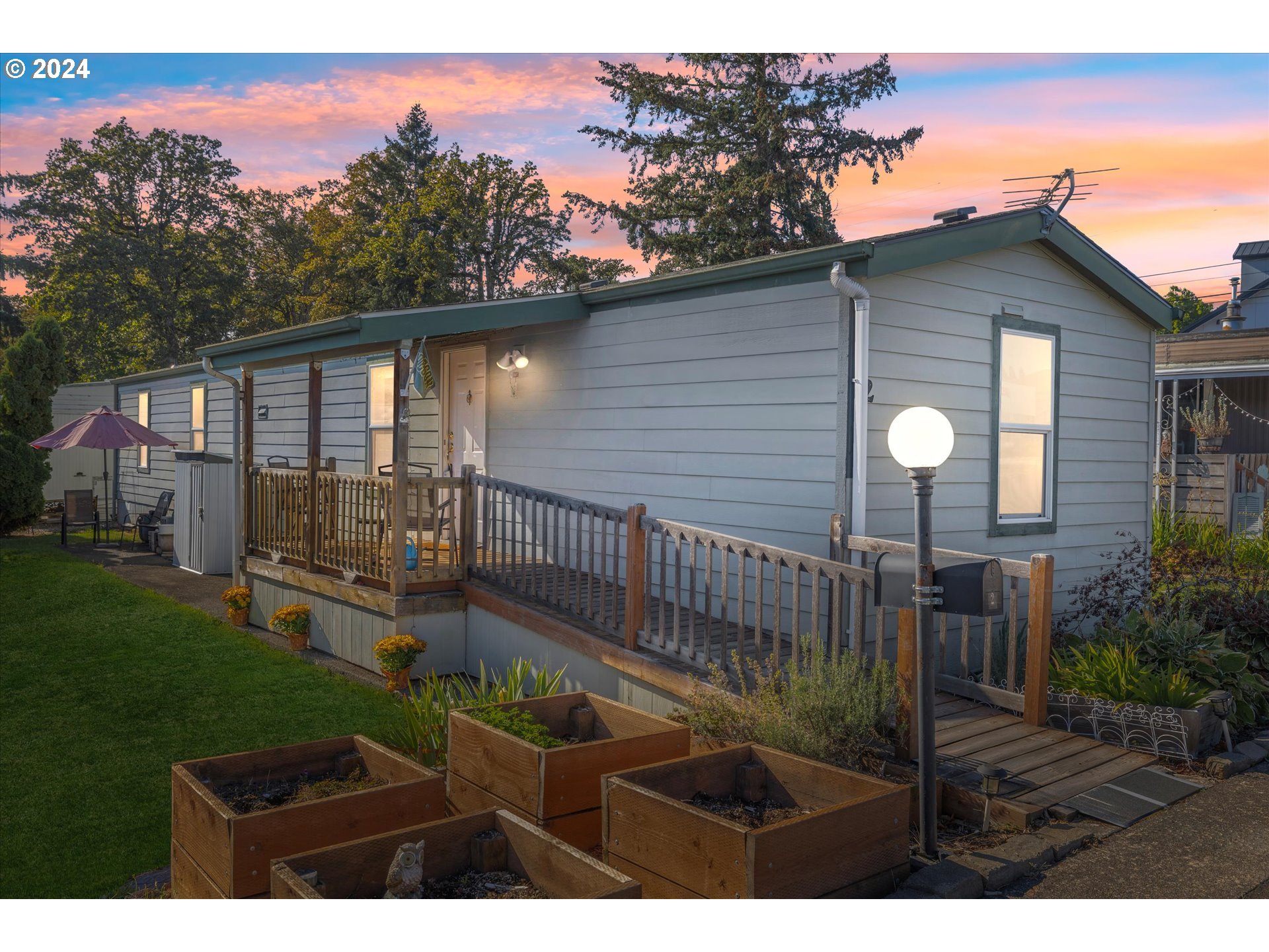 a view of a house with backyard and sitting area