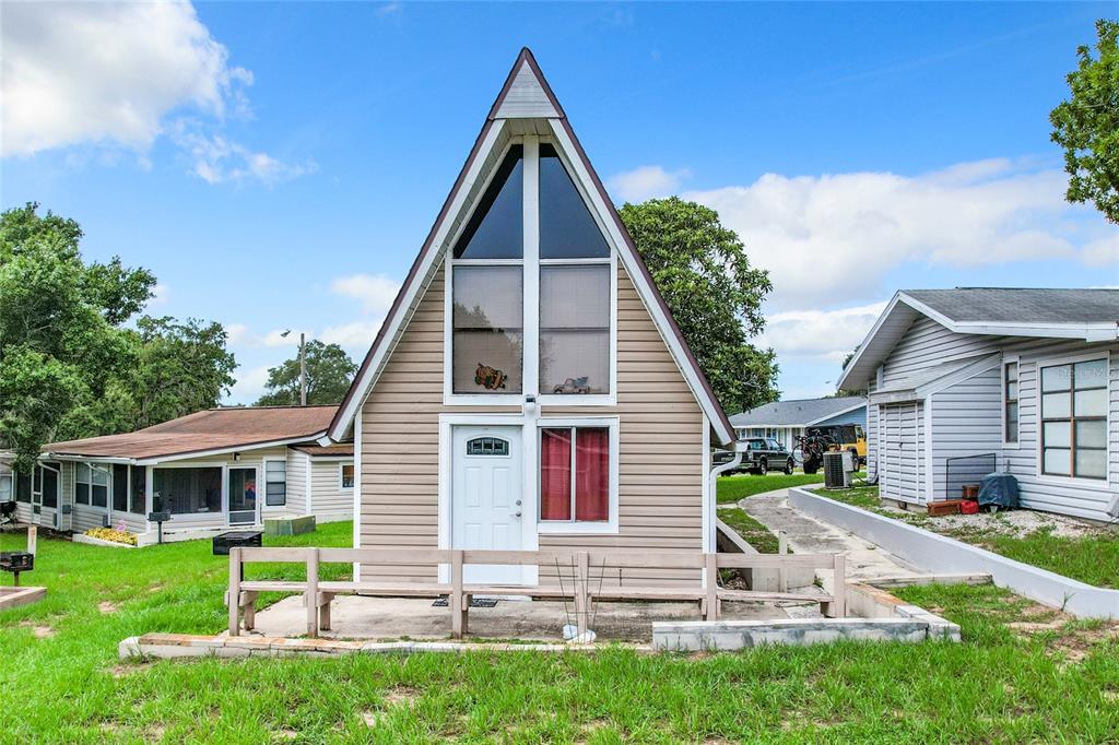 a view of a house with a yard