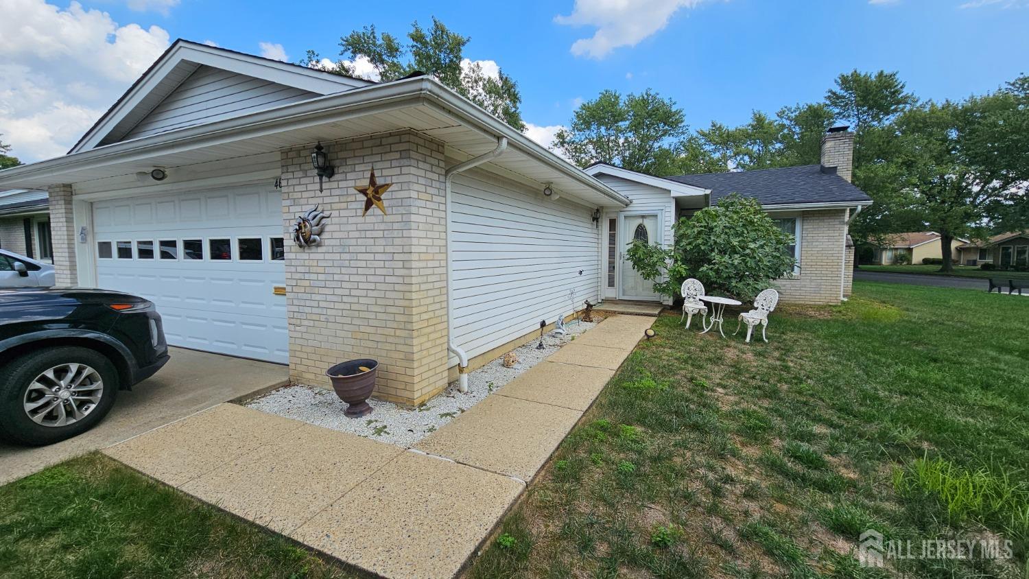 a view of a house with backyard