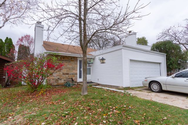 $345,000 | 2-s616 Linden Square | Warrenville