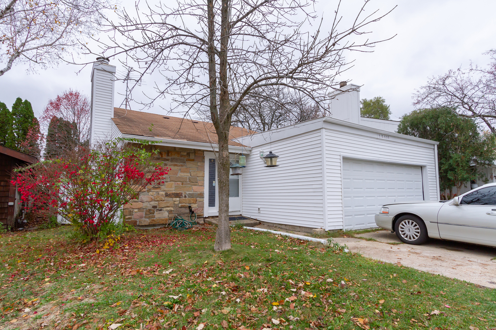 a view of a house with a yard