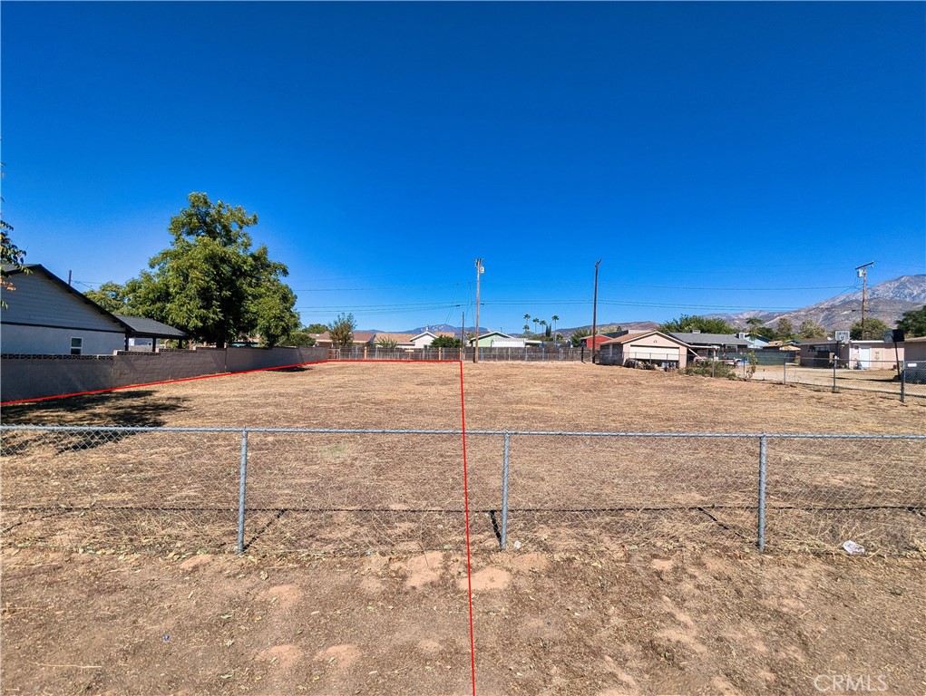 a view of a backyard