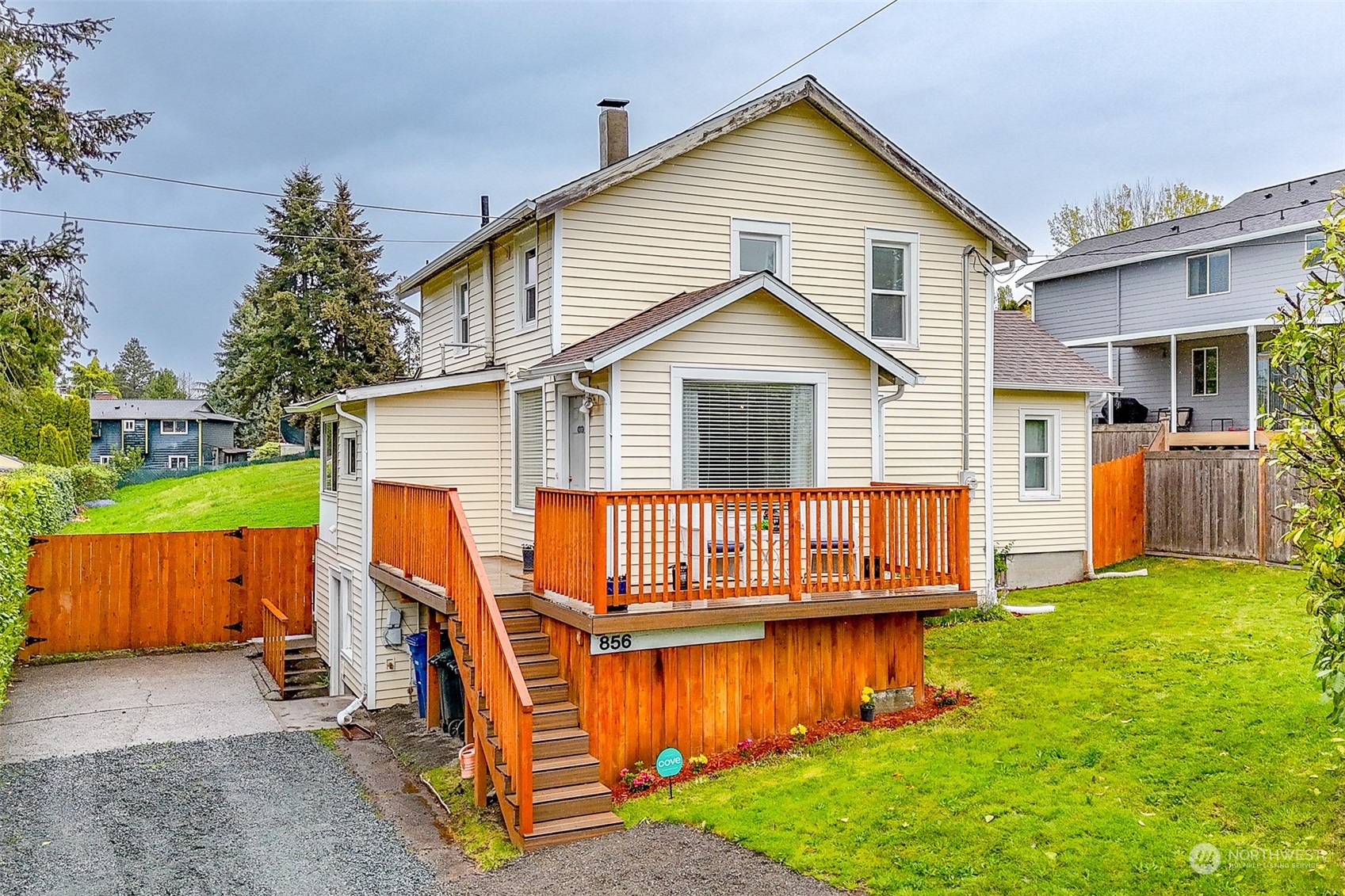 a view of a house with a yard