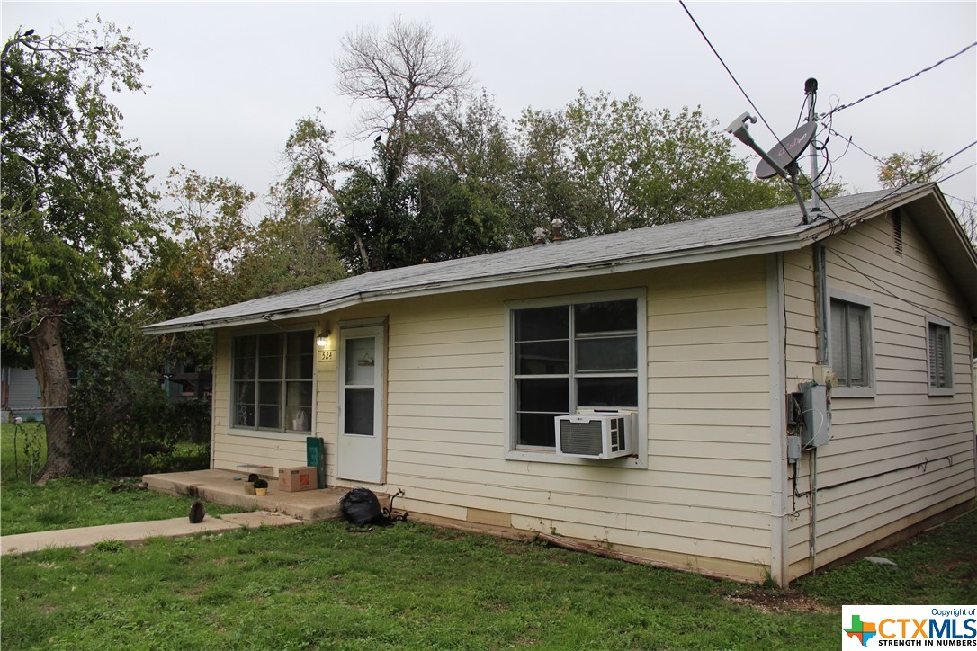 a view of a house with a yard