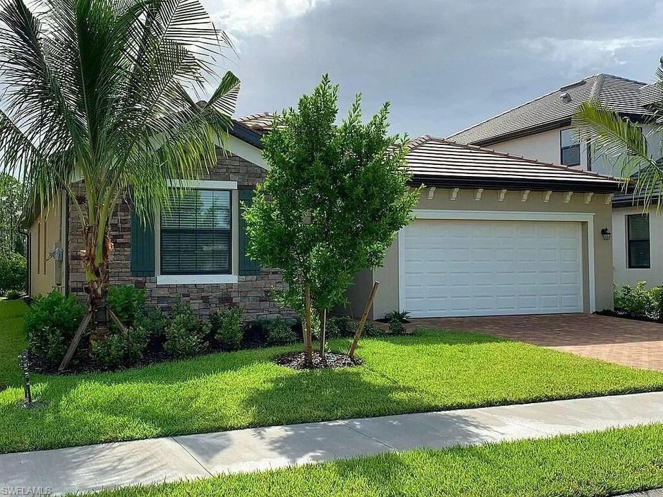 View of front of house featuring a front yard and a garage