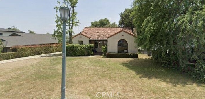 a view of a house with a backyard