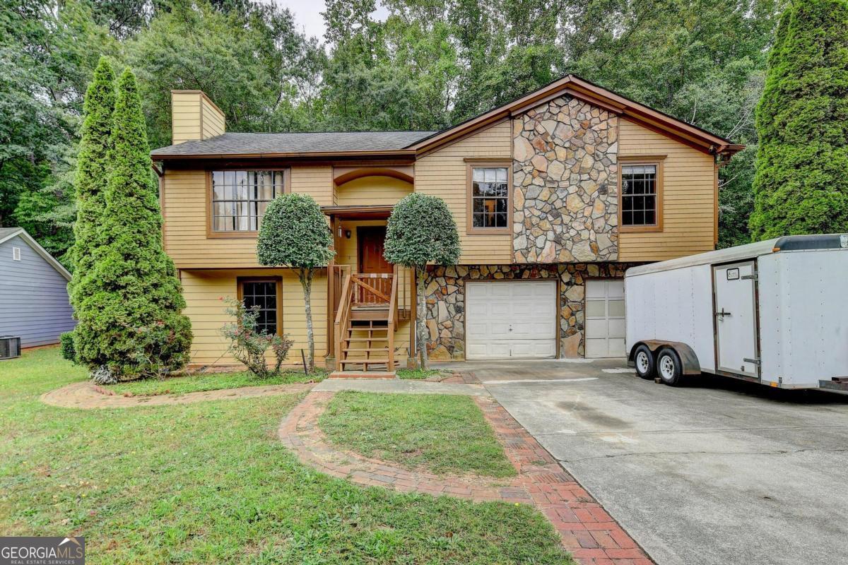 a view of a house with garage