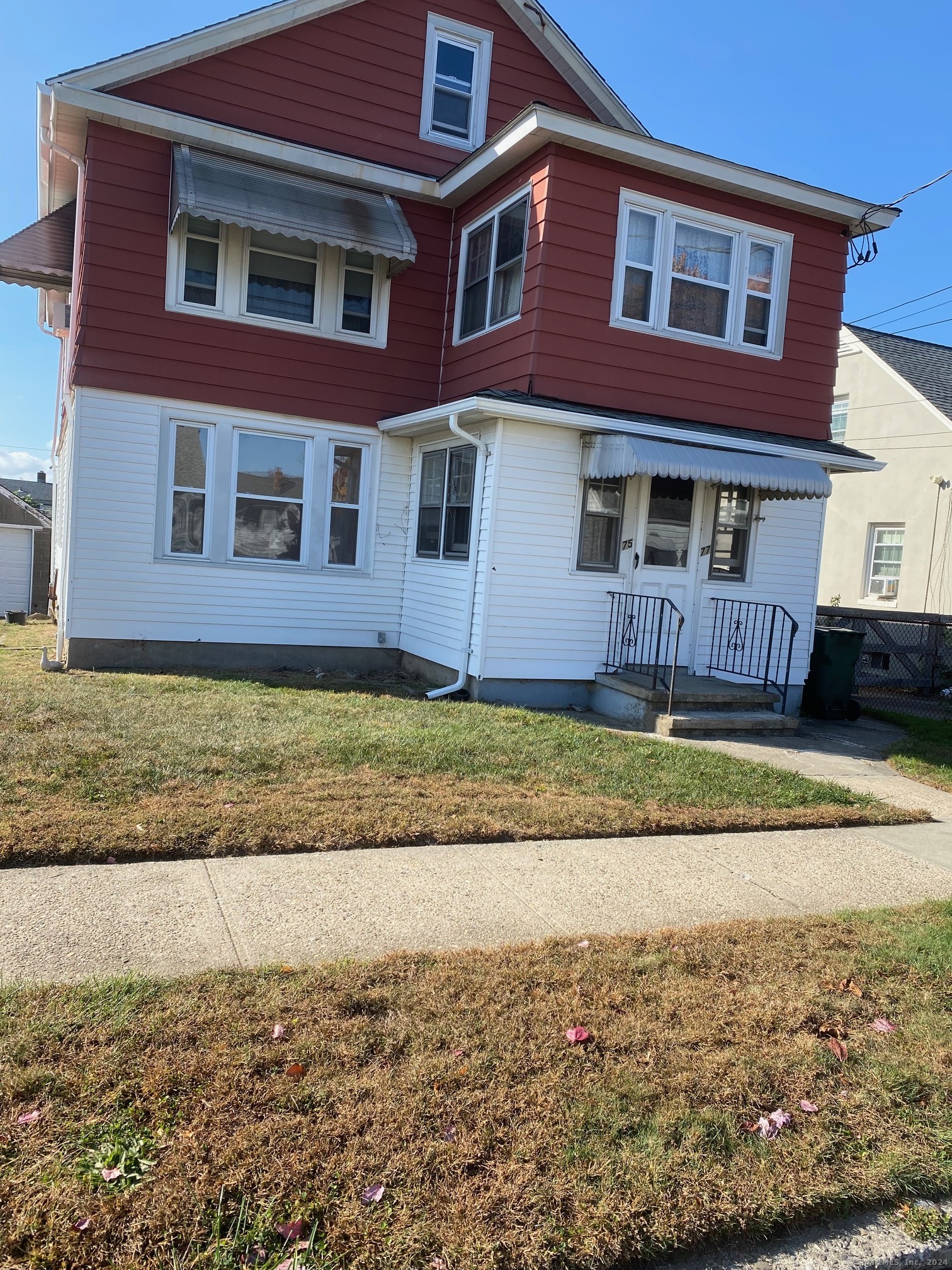 a view of a house with a yard