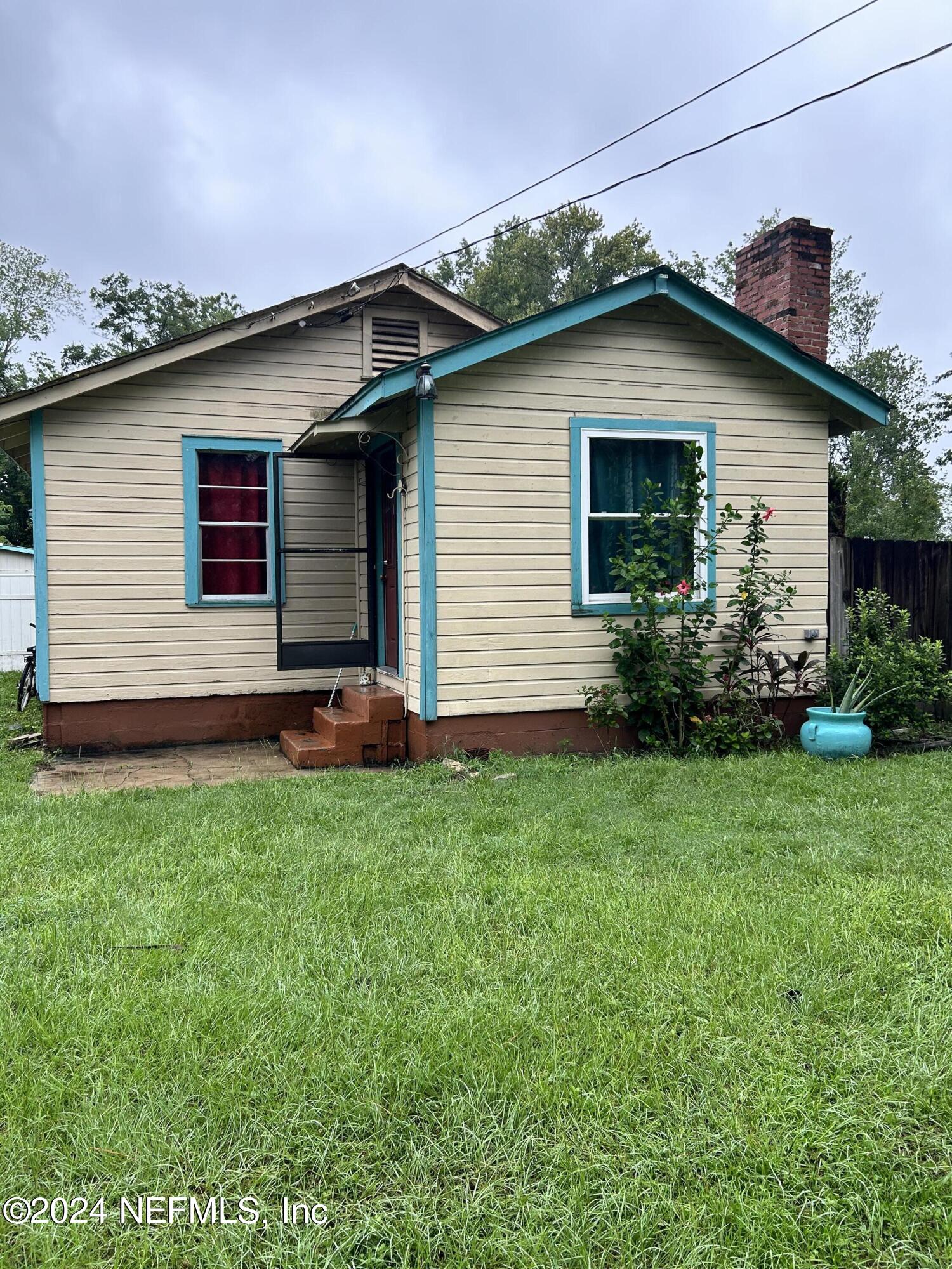 a front view of house with yard and green space