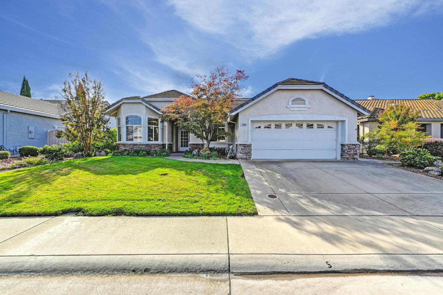 a view of front of a house with a yard